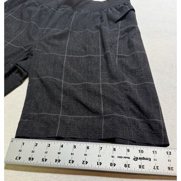 Lululemon Mens Black & Gray Plaid Checkered Shorts Size L Athletic Gym Workout - Picture 3 of 5